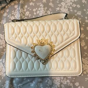 White heart purse